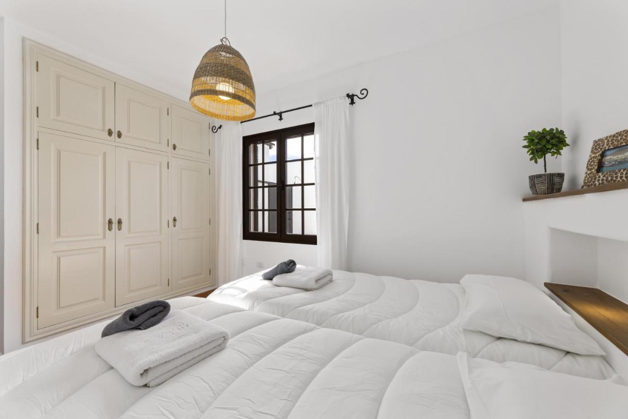 Villa 4 - Vipvipvillas Тіас Екстер'єр фото